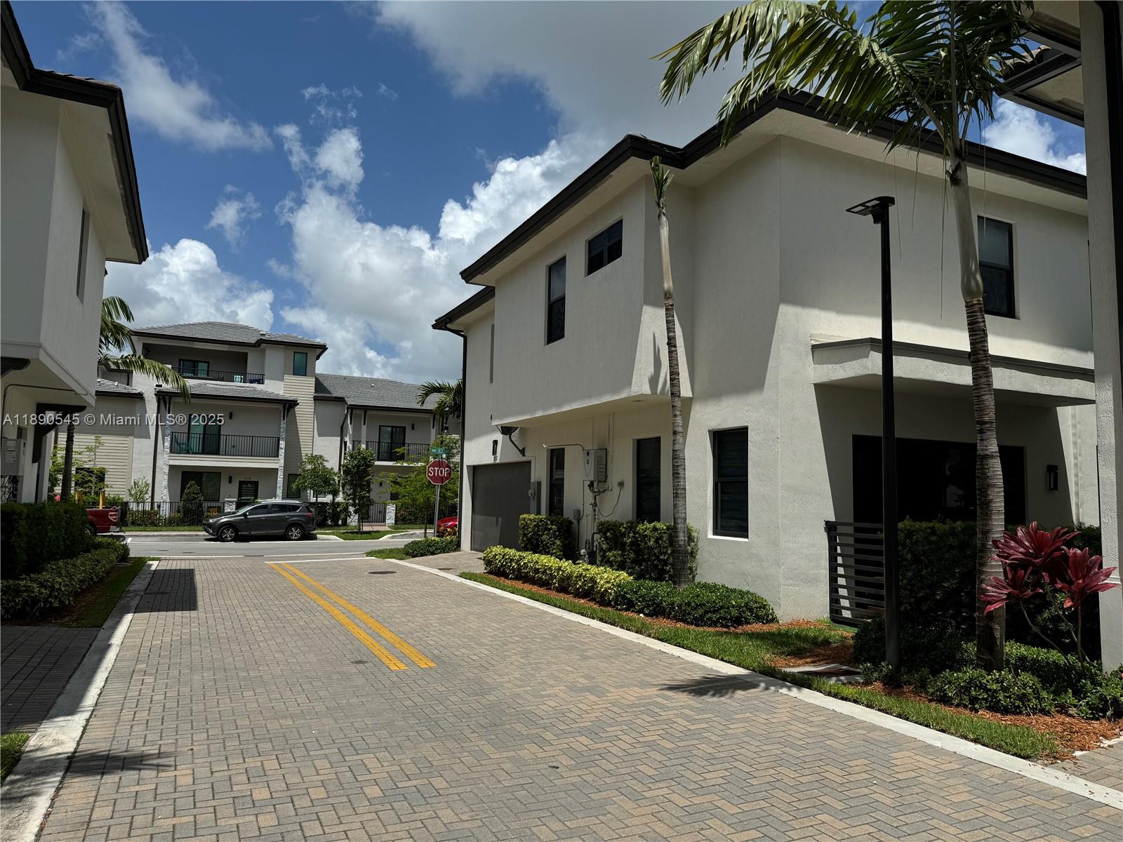 DOWNTOWN DORAL SOUTH PHAS - Residential