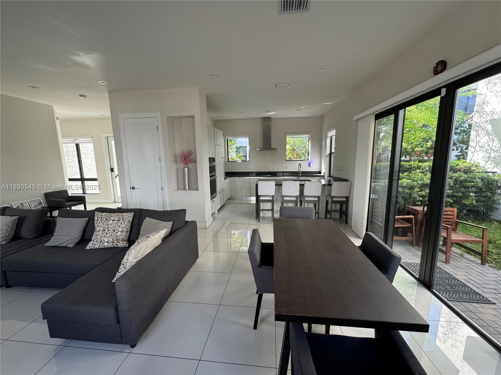 DOWNTOWN DORAL SOUTH PHAS - Residential