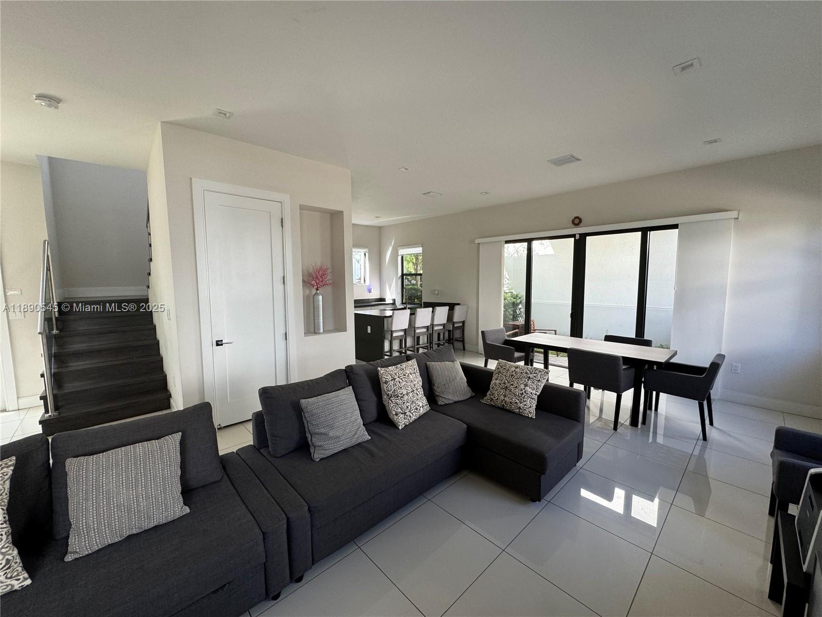 DOWNTOWN DORAL SOUTH PHAS - Residential