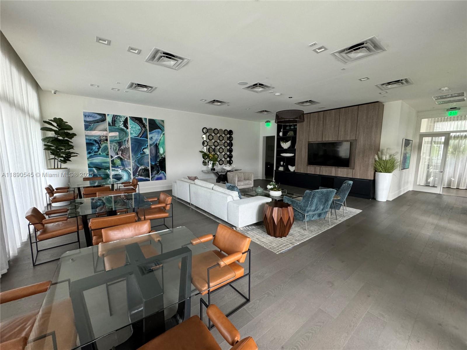 DOWNTOWN DORAL SOUTH PHAS - Residential