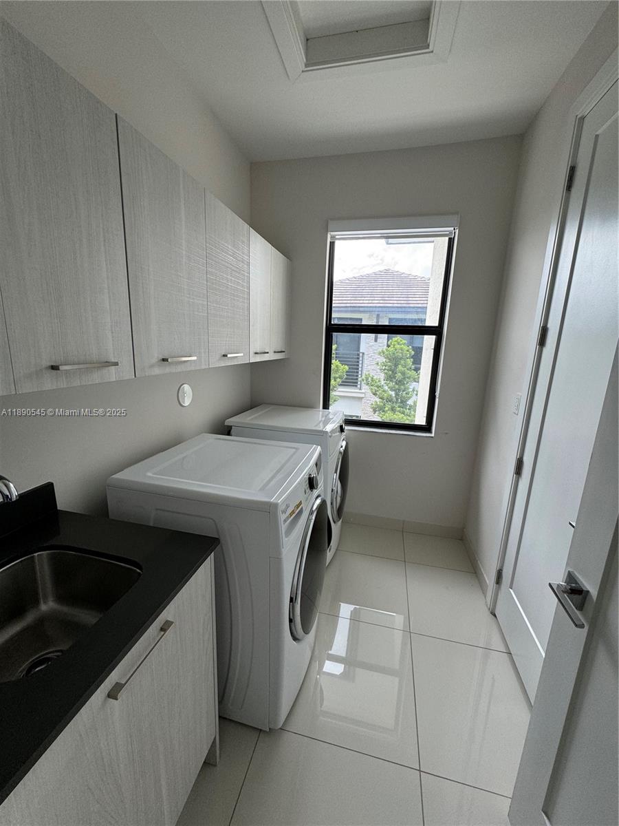 DOWNTOWN DORAL SOUTH PHAS - Residential