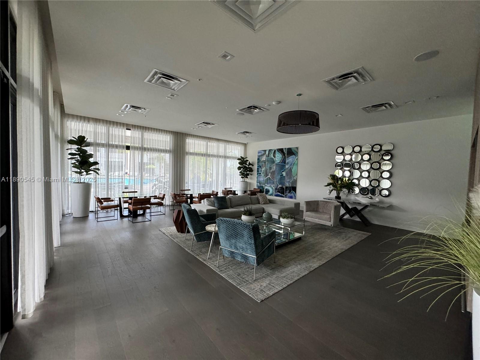 DOWNTOWN DORAL SOUTH PHAS - Residential