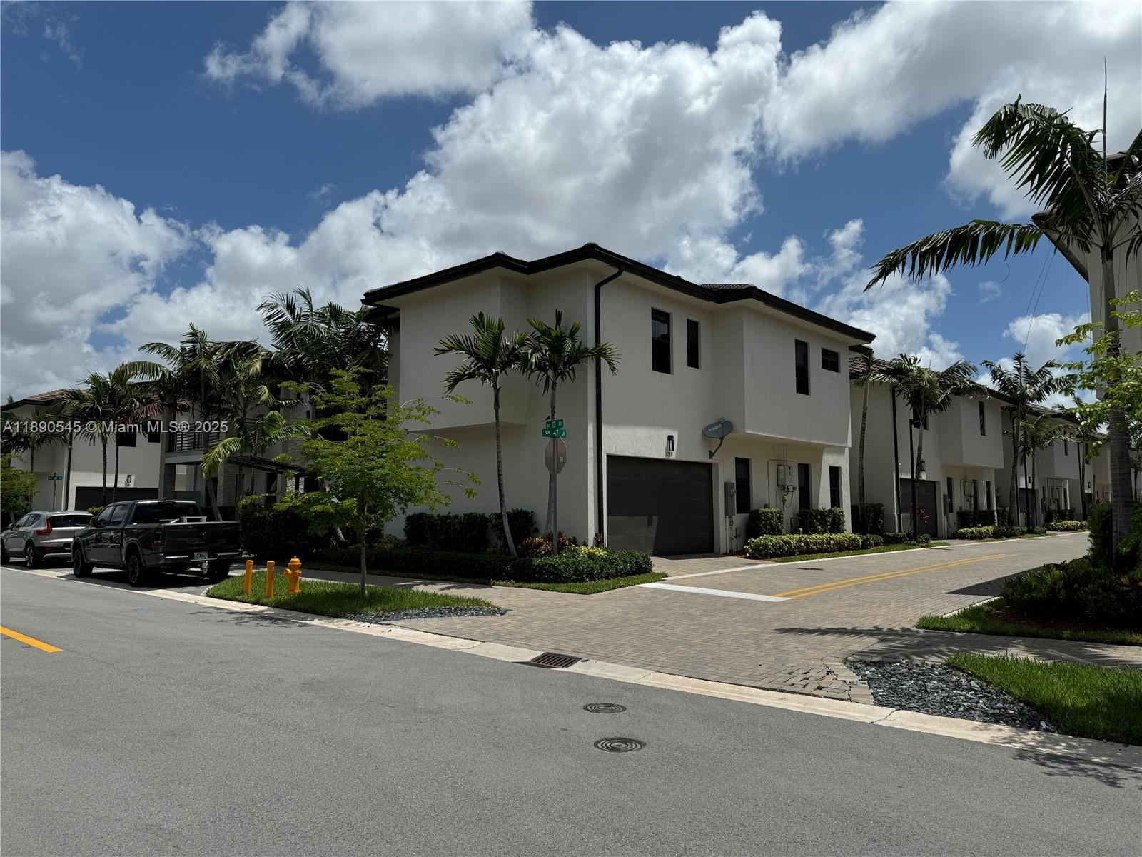 DOWNTOWN DORAL SOUTH PHAS - Residential