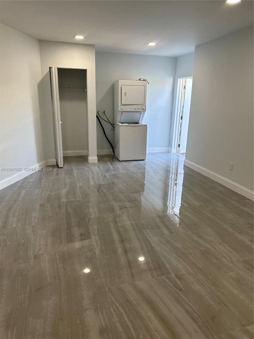 Charming efficiency with private entrance. Centrally located in the heart of the Redlands with convenient access to major roadways, shopping, dining, and public transportation. Perfect for those seeking comfort, privacy and tranquility.