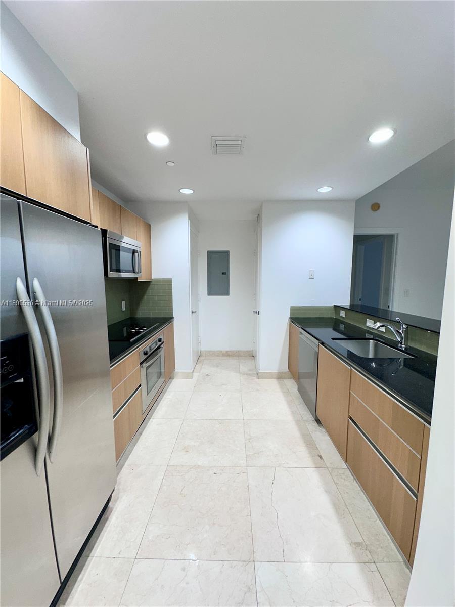 1050 Brickell Ave 2202