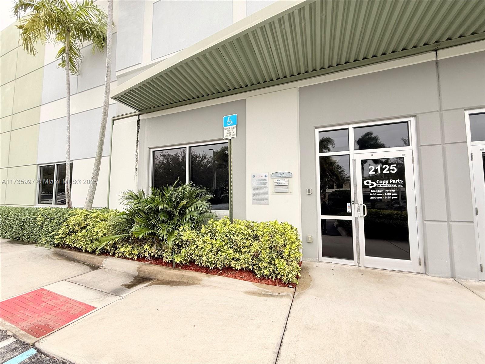 Take advantage of this excellent opportunity !! 2 offices for rent of approximately 100sqf each. located on the ground floor. Capacity for 2 people.
Rent includes: 2 parking spaces, internet, electricity, water. The area is shared with approximately 4 other offices. The common area includes 2 bathrooms, a small reception. A calm and friendly environment. The schedule is from 7:30 am to 8:00 pm. They can also enter the area on Saturdays until 1:00 pm. There is always the possibility of having access outside of these hours and it will be opened electronically. Great location near Dolphin Mall and highways.
