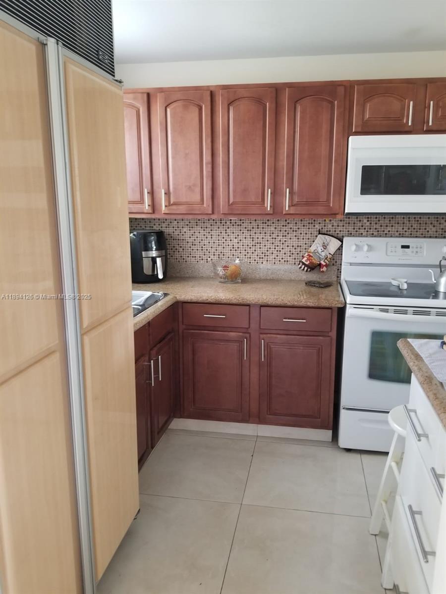 SUNRISE LAKES 44 CONDO - Residential Lease