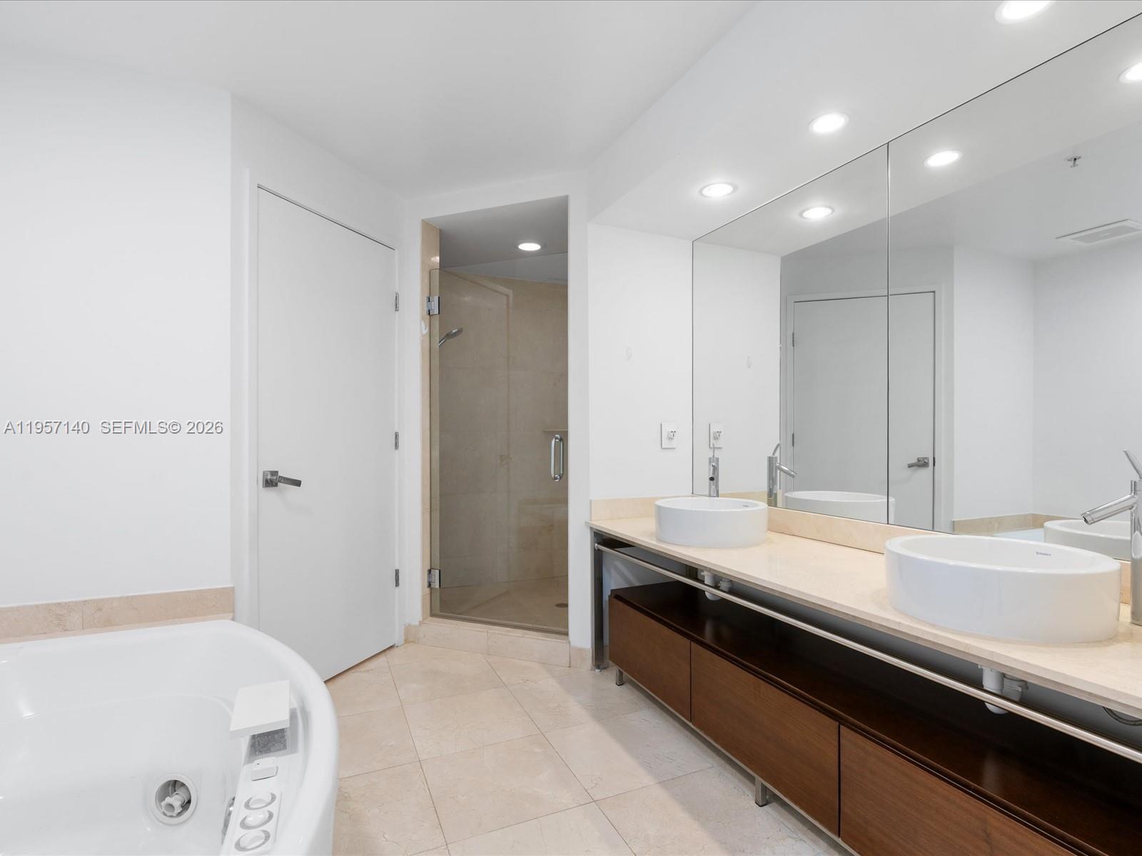 SAYAN CONDO - Residential