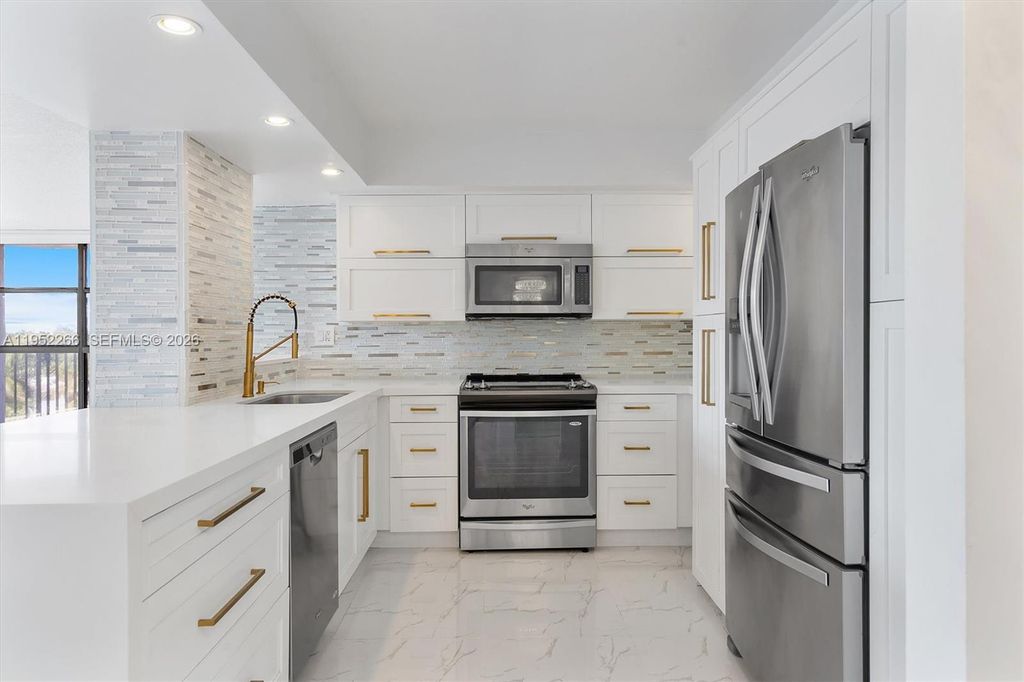 Photo of 600 Parkview Dr #509, Hallandale Beach, FL 33009 (MLS # A11952266)