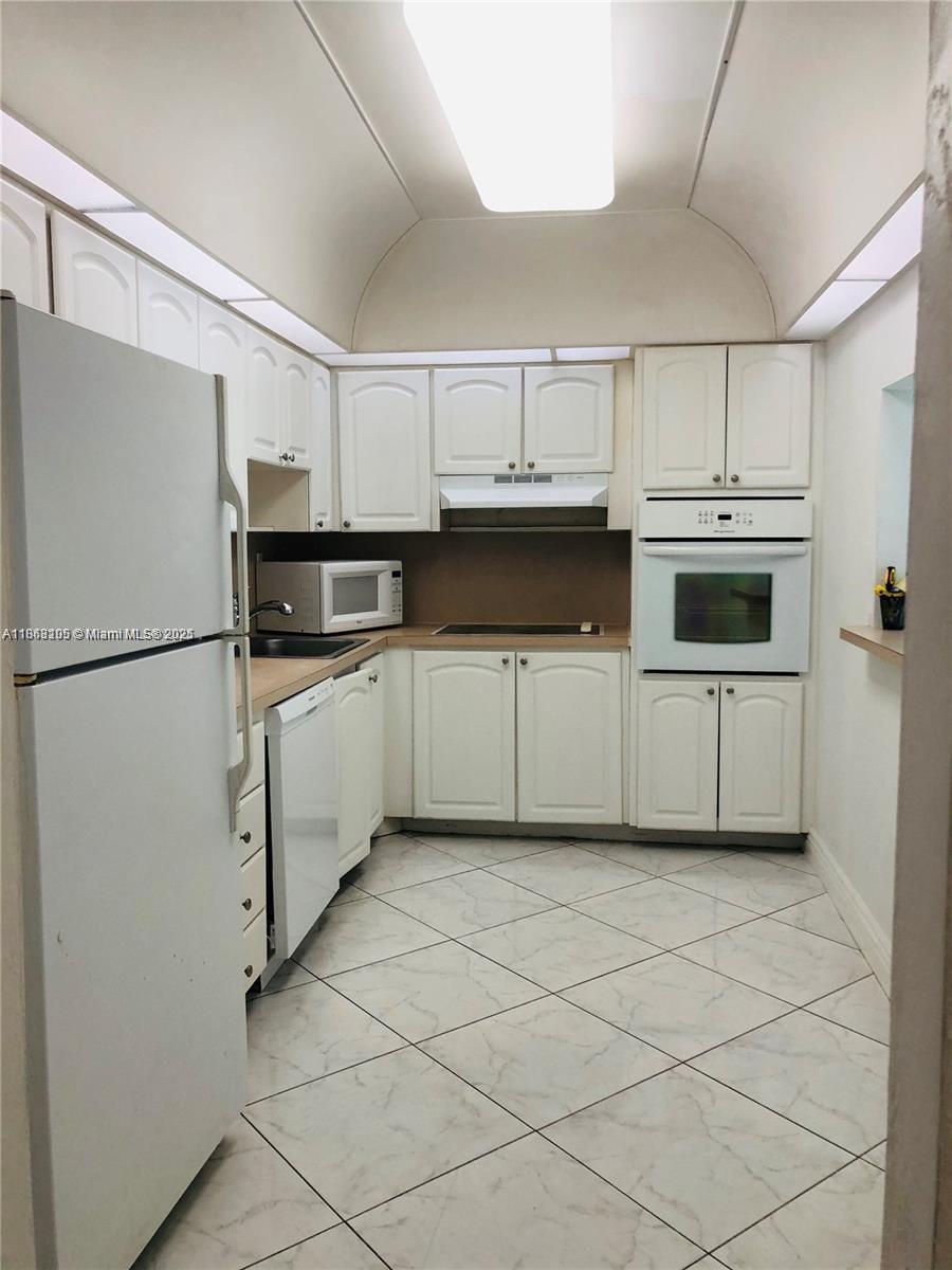 19380 Collins Ave 210