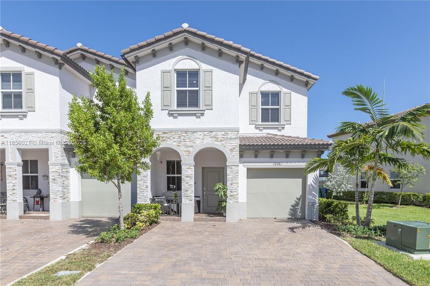 Elegant Corner Townhouse with Lake View in the Exclusive Westview Community !!!
Welcome to this stunning corner townhouse, the largest 3-bedroom model in the desirable gated community of Westview. With 1,827 SqFt of living space and a beautiful lakefront location, this home offers comfort and style.The main floor features an open-concept layout with a modern kitchen, quartz countertops, stainless steel appliances, and a private garage.Upstairs, the primary suite includes a walk-in closet, double vanity, and a spacious walk-in shower.
Enjoy resort-style amenities: clubhouse, pool, fitness center, kids’ playground, dog park, and 24/7 security.A perfect combination of design, functionality, and location.
Don’t miss this opportunity!!!