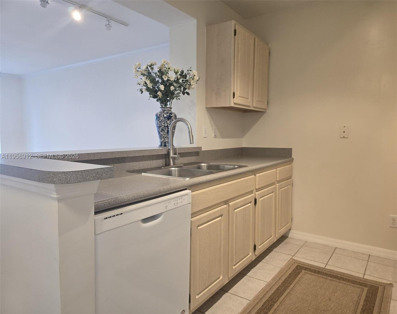 DA VINCI ON DOUGLAS CONDO - Residential Lease