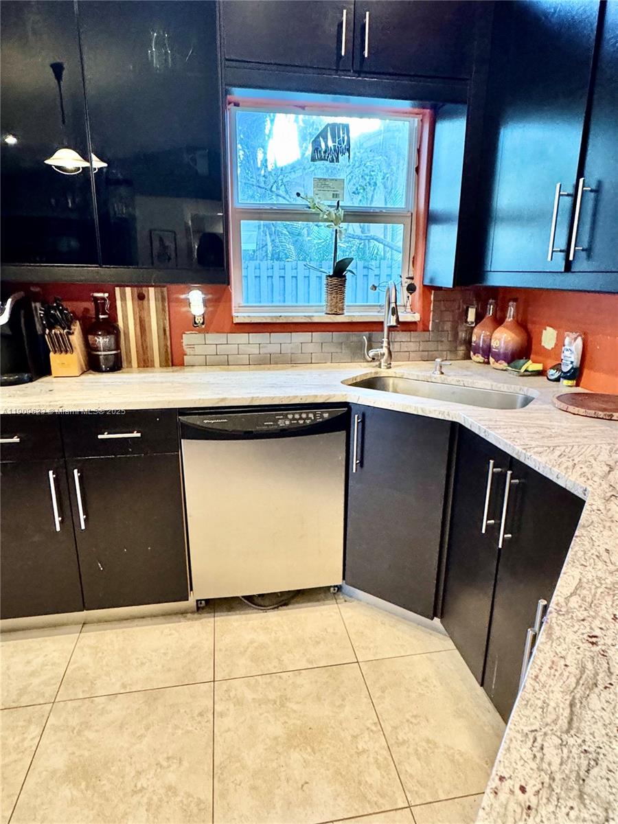 COUNTRY ISLES GARDEN HOME - Residential