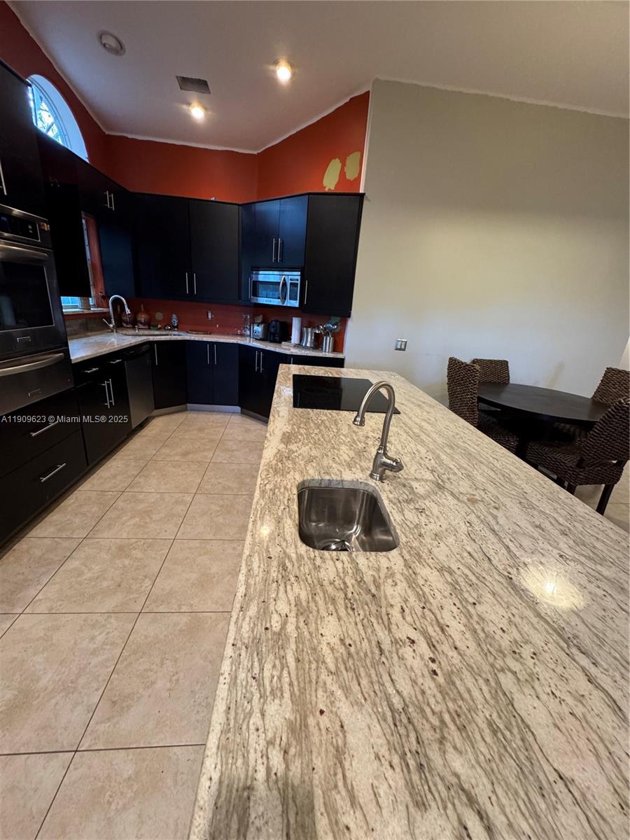 COUNTRY ISLES GARDEN HOME - Residential