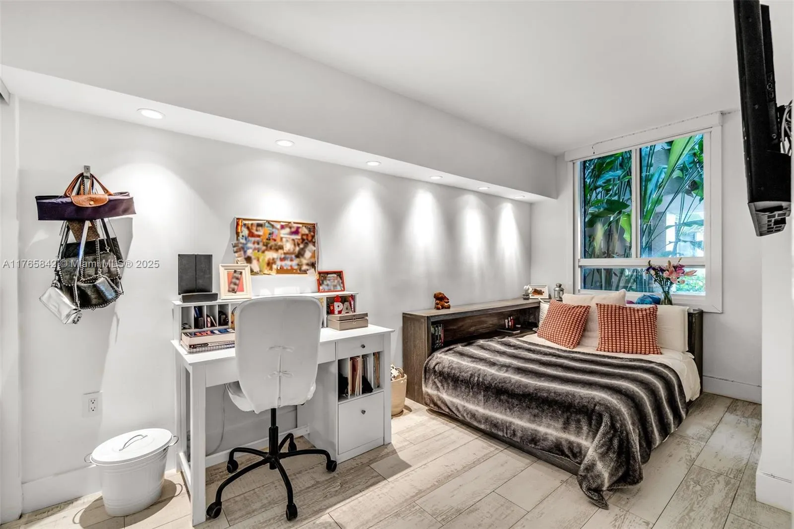 Key Biscayne, Florida 33149, United States, 4 Bedrooms Bedrooms, ,3 BathroomsBathrooms,Residential,Active,91079