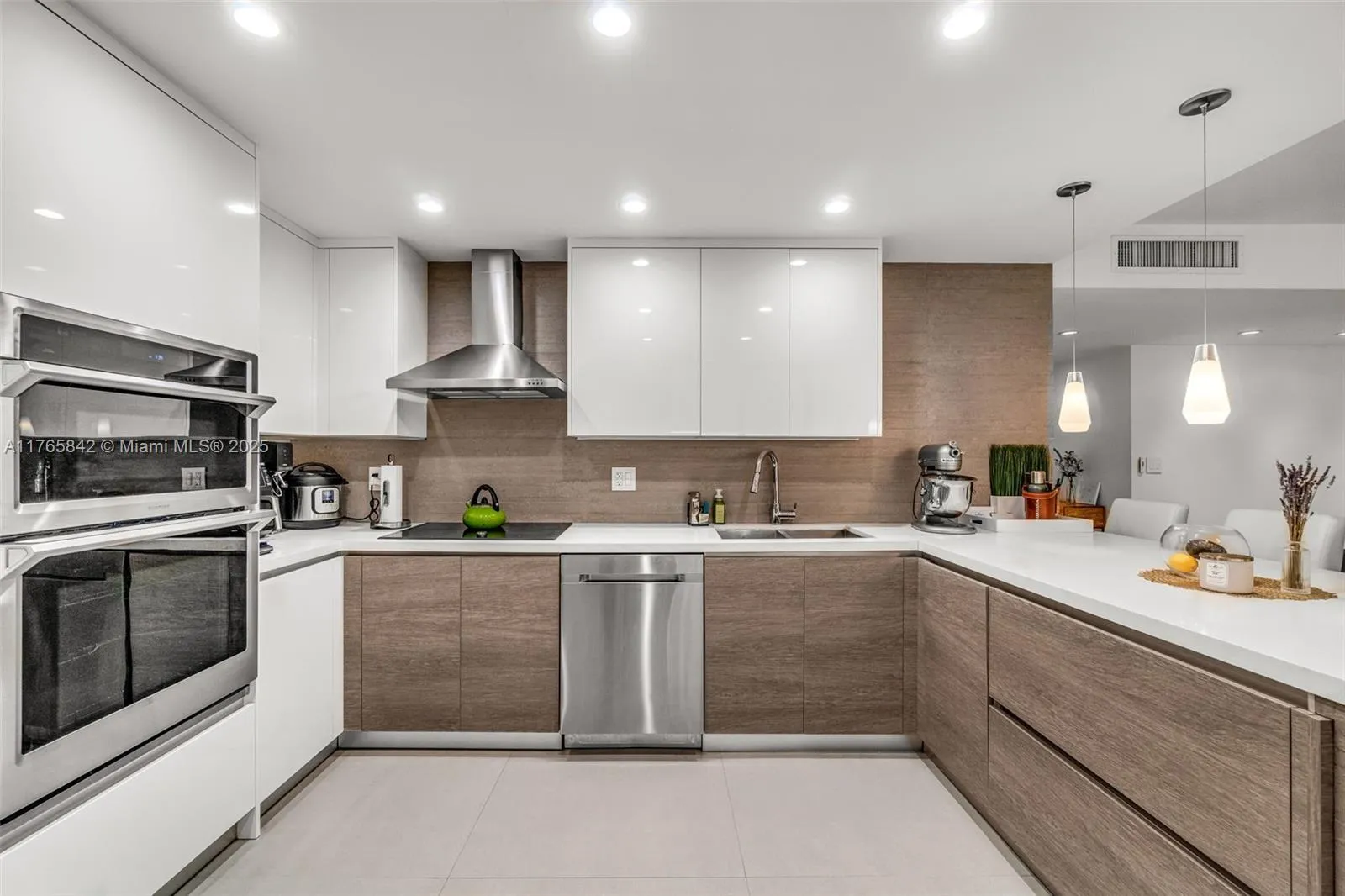 Key Biscayne, Florida 33149, United States, 4 Bedrooms Bedrooms, ,3 BathroomsBathrooms,Residential,Active,91079