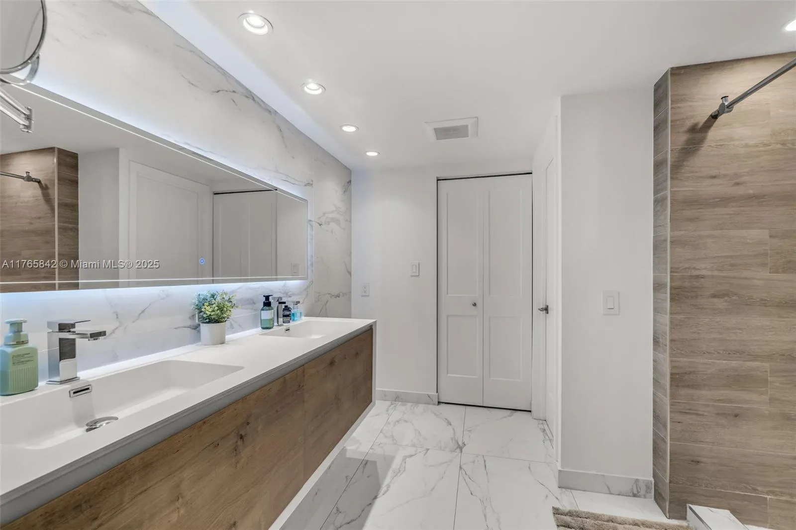 Key Biscayne, Florida 33149, United States, 4 Bedrooms Bedrooms, ,3 BathroomsBathrooms,Residential,Active,91079