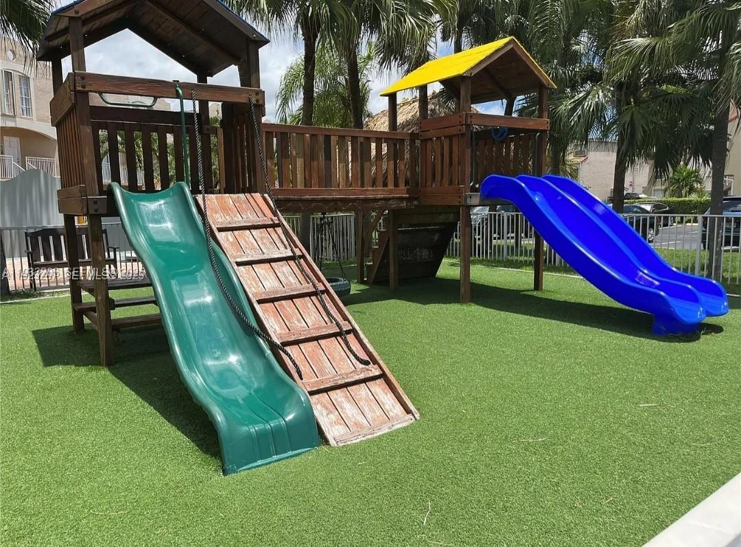 CORAL POINTE TOWNHOMES CO - Residential Lease