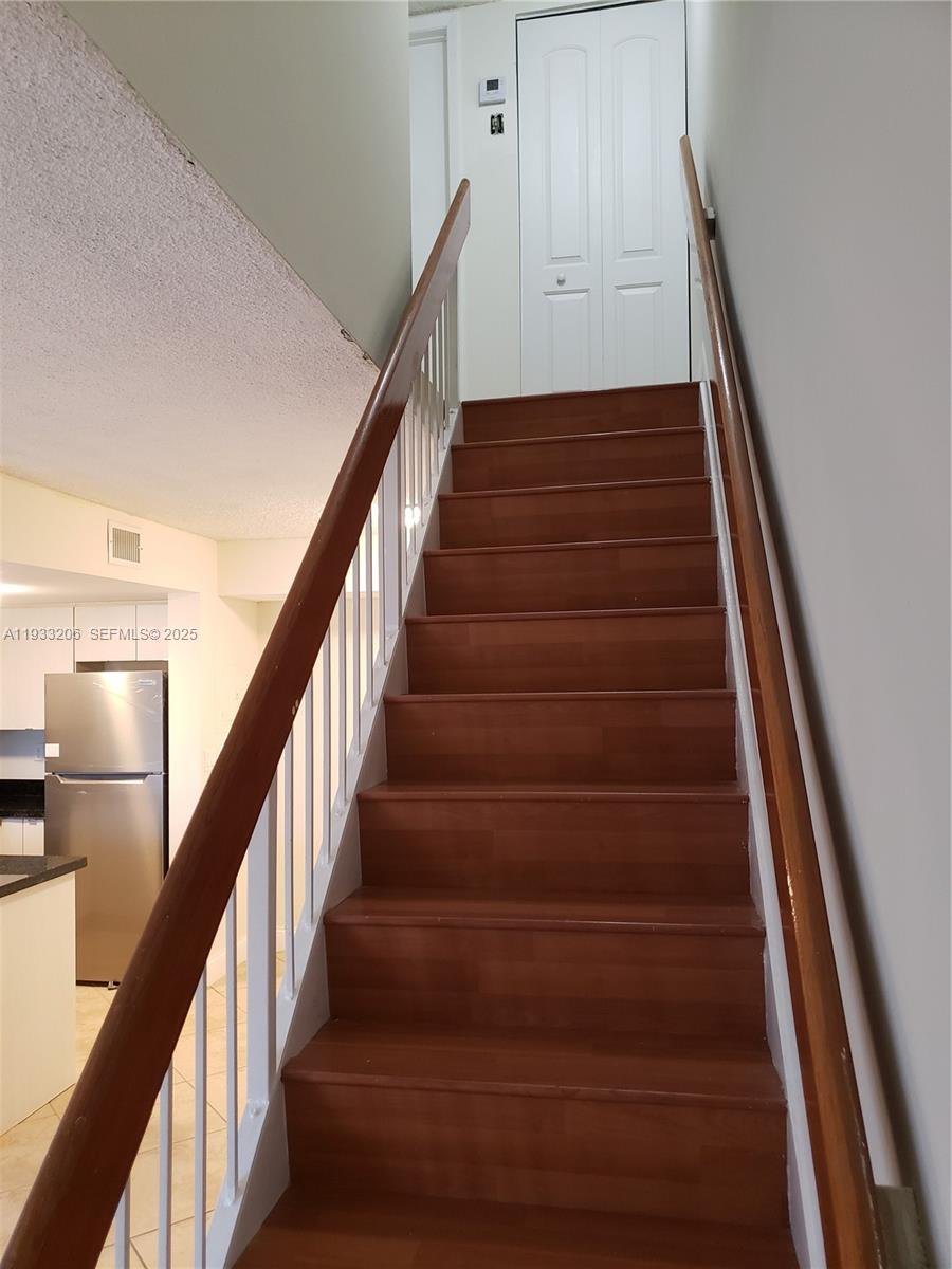 CORAL POINTE TOWNHOMES CO - Residential Lease