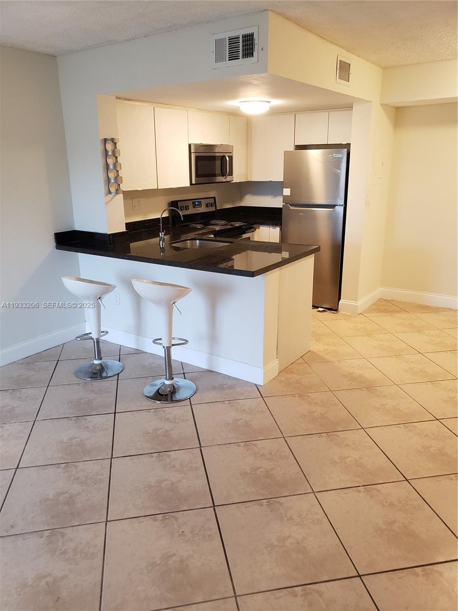 CORAL POINTE TOWNHOMES CO - Residential Lease