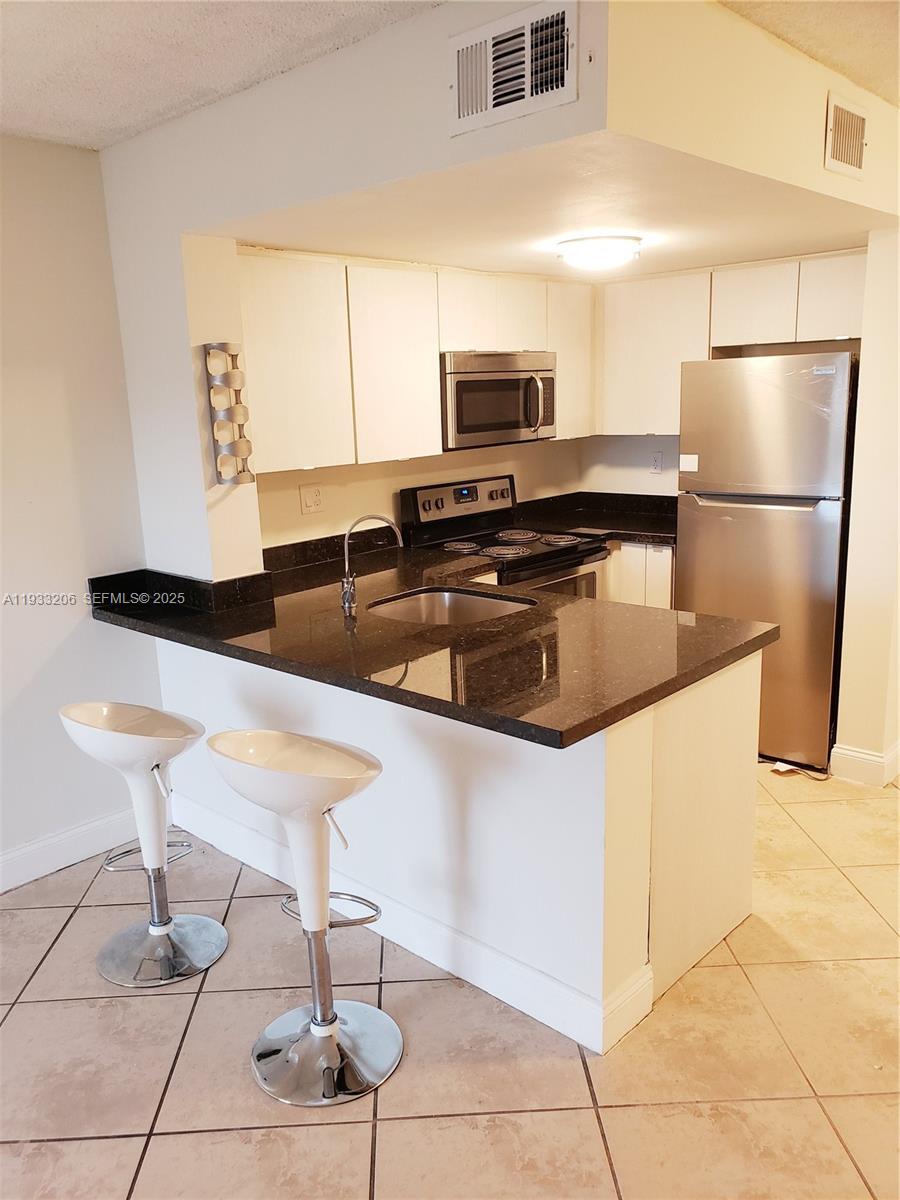 CORAL POINTE TOWNHOMES CO - Residential Lease