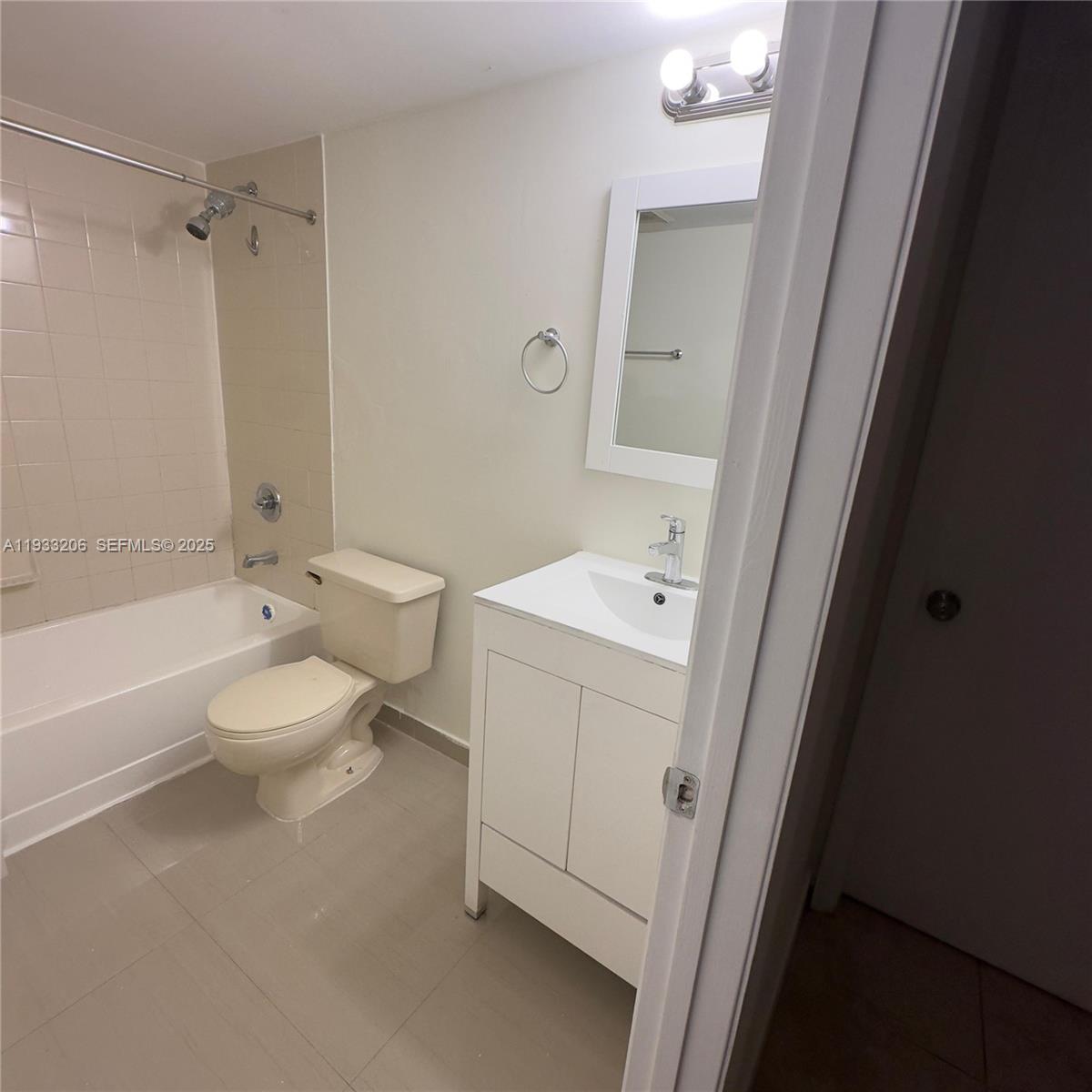 CORAL POINTE TOWNHOMES CO - Residential Lease