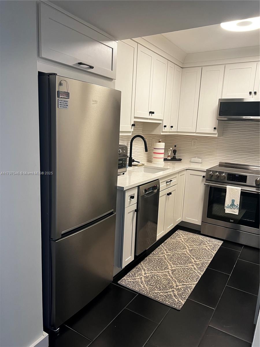 Enjoy the comfort of living on the Island of Palm Beach in a recently renovated and professionally decorated throughout. The condo offers access to world class amenities, sparkling pool, fitness center and beach access. Just minutes from fine dining, excellent shopping, incredible nightlife, and par 3 golf all nearby.
TENANT TO PAY TOURIST TAX IF APPLICABLE.
