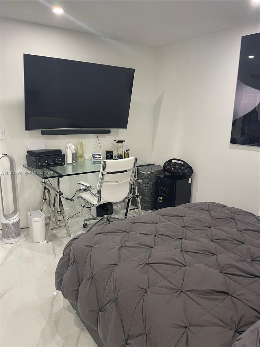 PLAZA CONDO - Residential