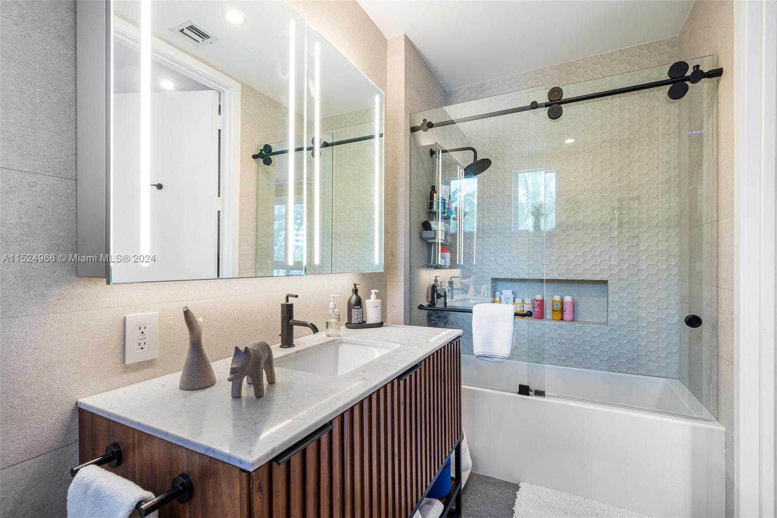 AQUA TOWNHOMES - Residential