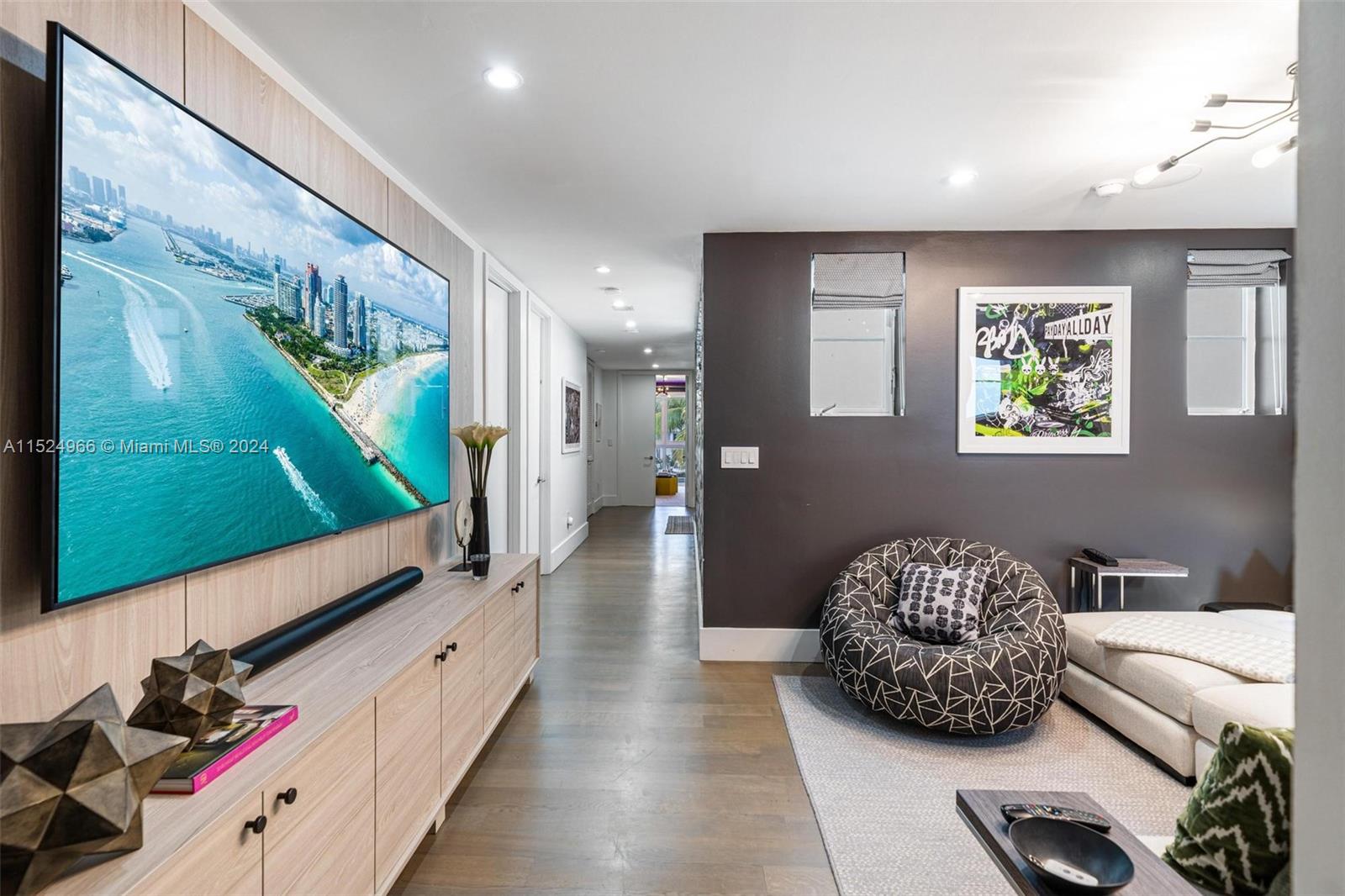 AQUA TOWNHOMES - Residential