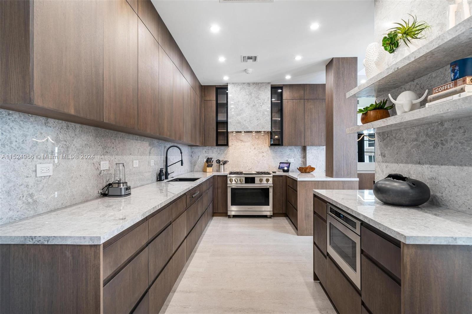 AQUA TOWNHOMES - Residential