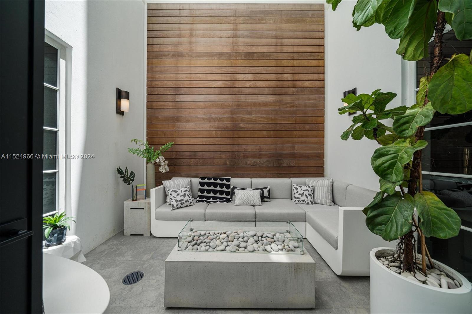 AQUA TOWNHOMES - Residential