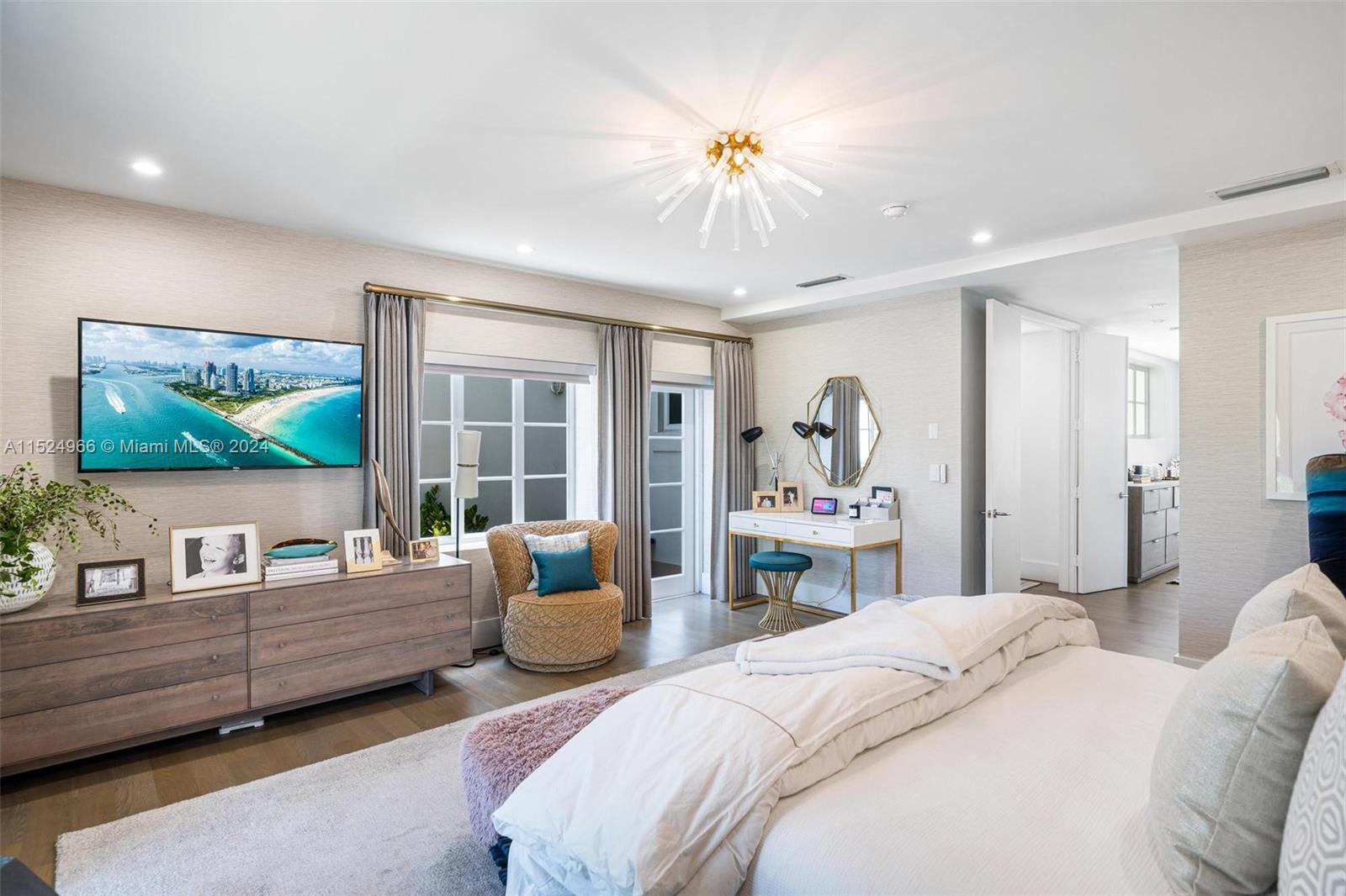 AQUA TOWNHOMES - Residential