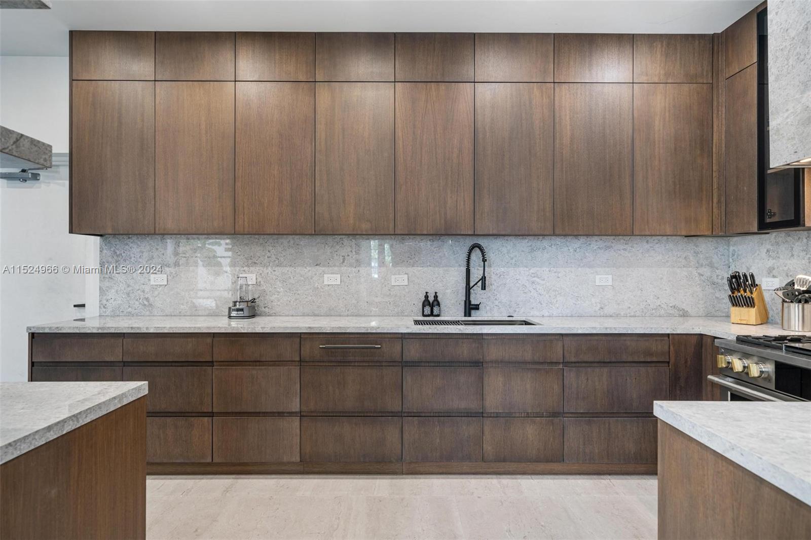 AQUA TOWNHOMES - Residential