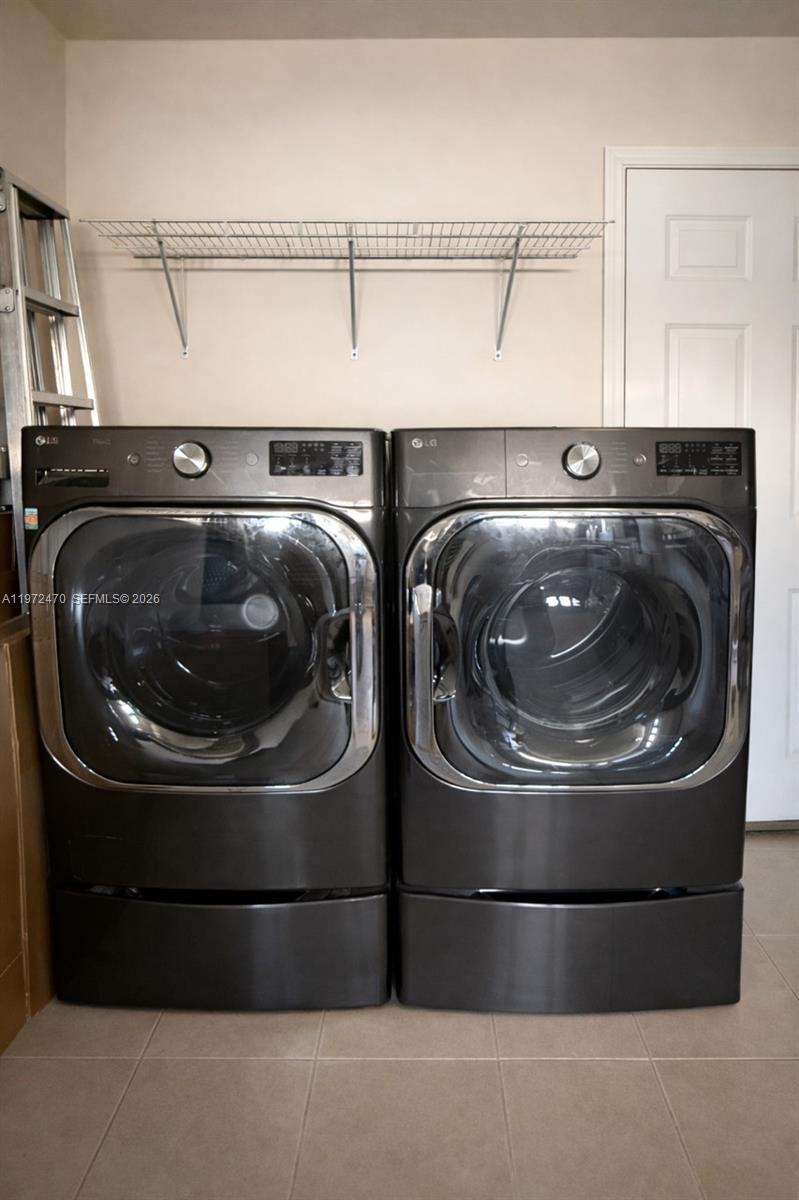 SPANISH LAKES FAIRWAYS NE - Residential