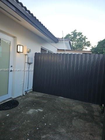 Brand new studio, it has been remodeled, refrigerator, microwave, electric burner, private entrance, great location, just a few blocks from shopping center must see. First month, deposit, renter's insurance.
Easy to show