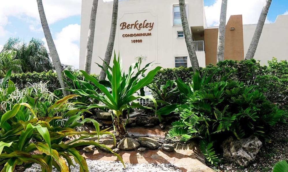 GREAT LOCATION! This apartment features a spacious living and dining room, tile throughout, with natural light, and a balcony. The spacious bedroom has a walk-in closet and a renovated bathroom. Stainless steel appliances, and the washer and dryer are located inside the unit.
It comes with one assigned parking space.
Centrally located, a few blocks from MDC, and close to excellent schools, shopping, restaurants, and highways.