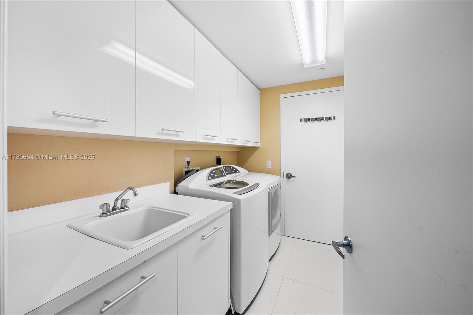 2711 HOLLYWOOD BEACH CONDO - Residential