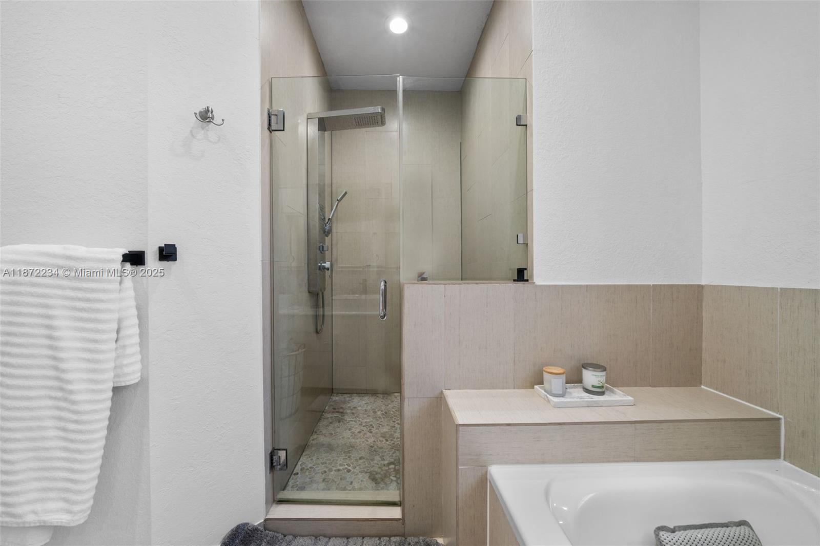 DORAL ISLES NORTH SEC THR - Residential