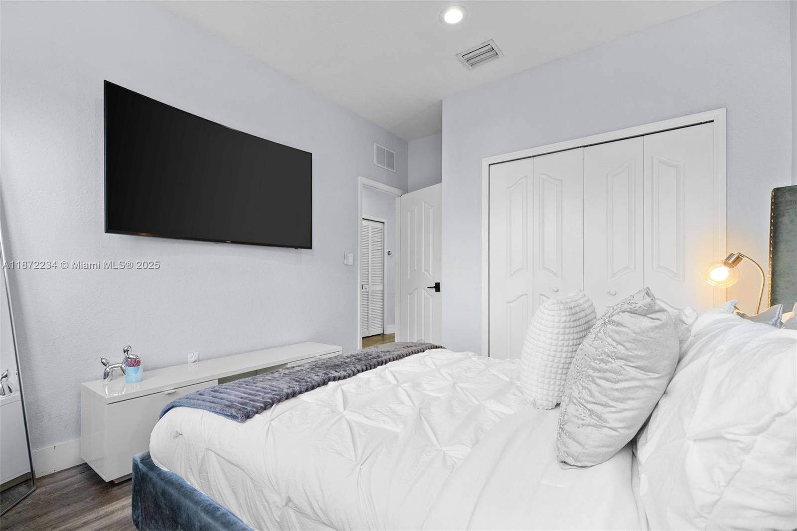 DORAL ISLES NORTH SEC THR - Residential