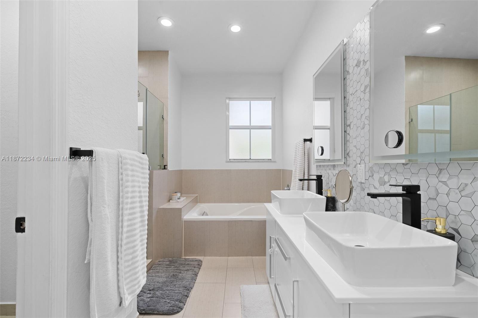 DORAL ISLES NORTH SEC THR - Residential