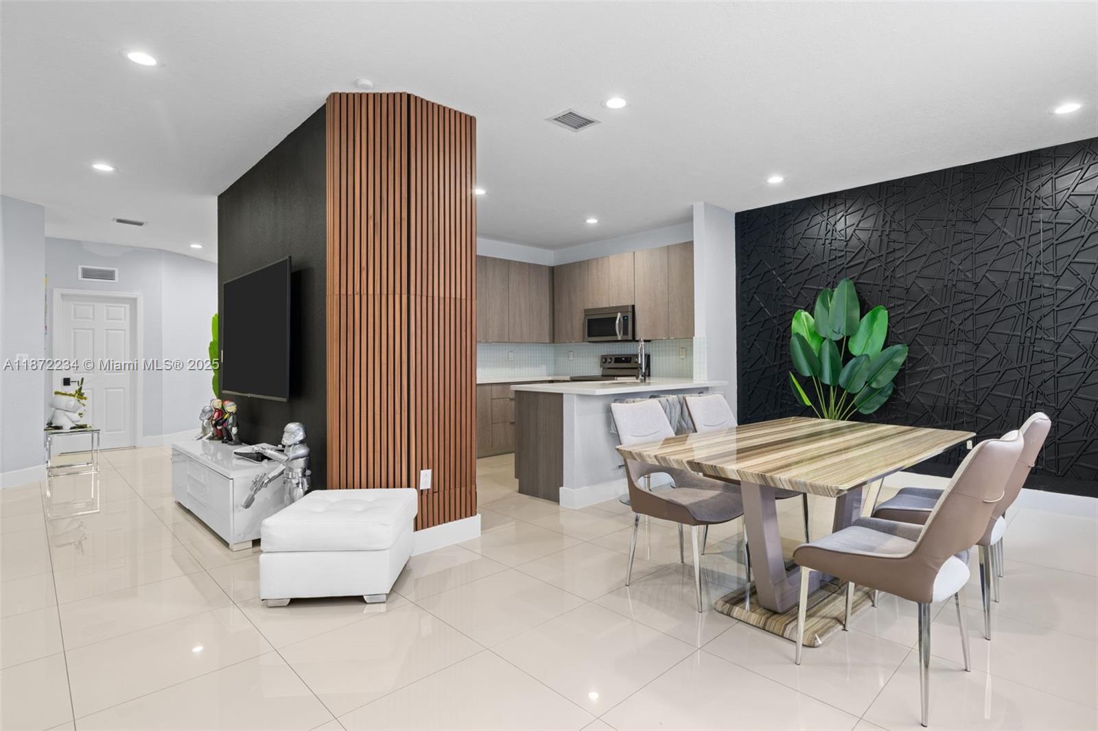 DORAL ISLES NORTH SEC THR - Residential