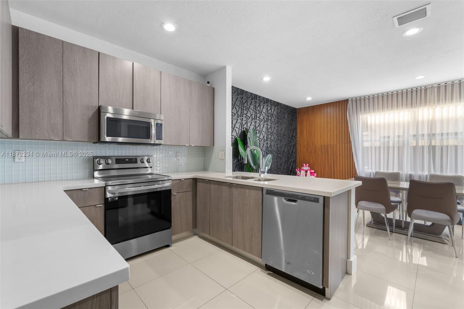 DORAL ISLES NORTH SEC THR - Residential