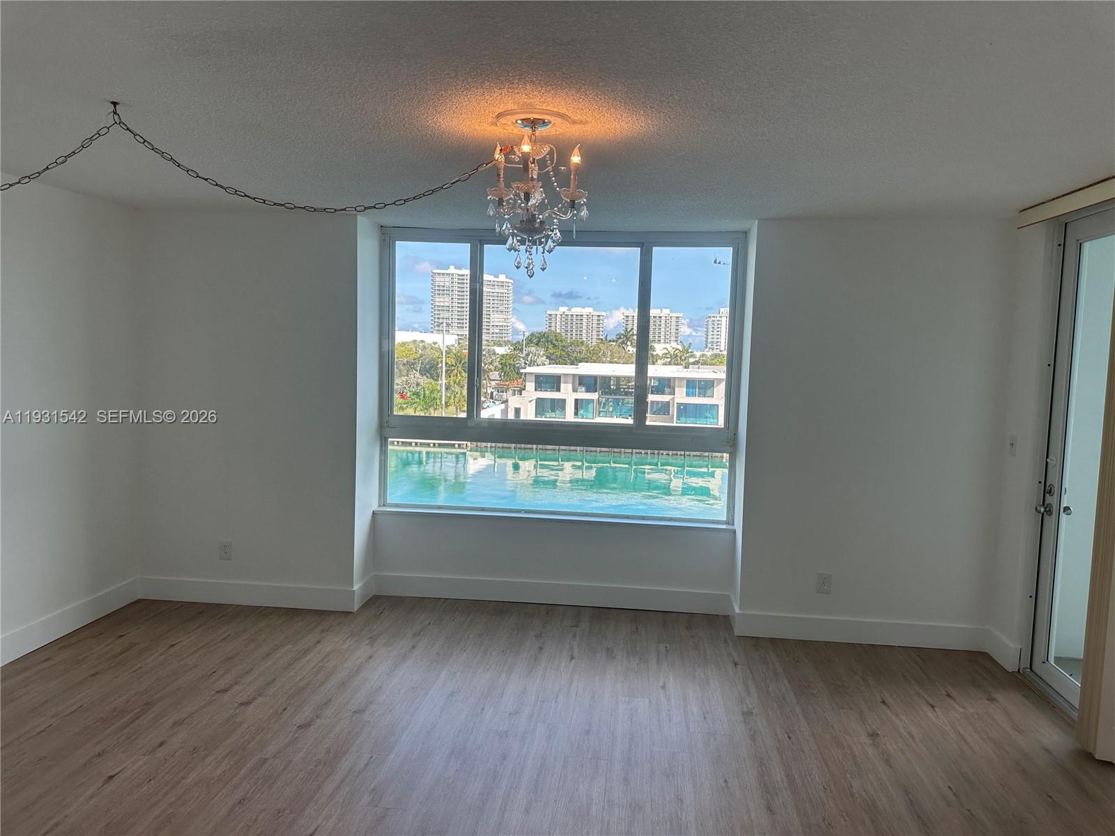 MANSARD CONDO - Residential