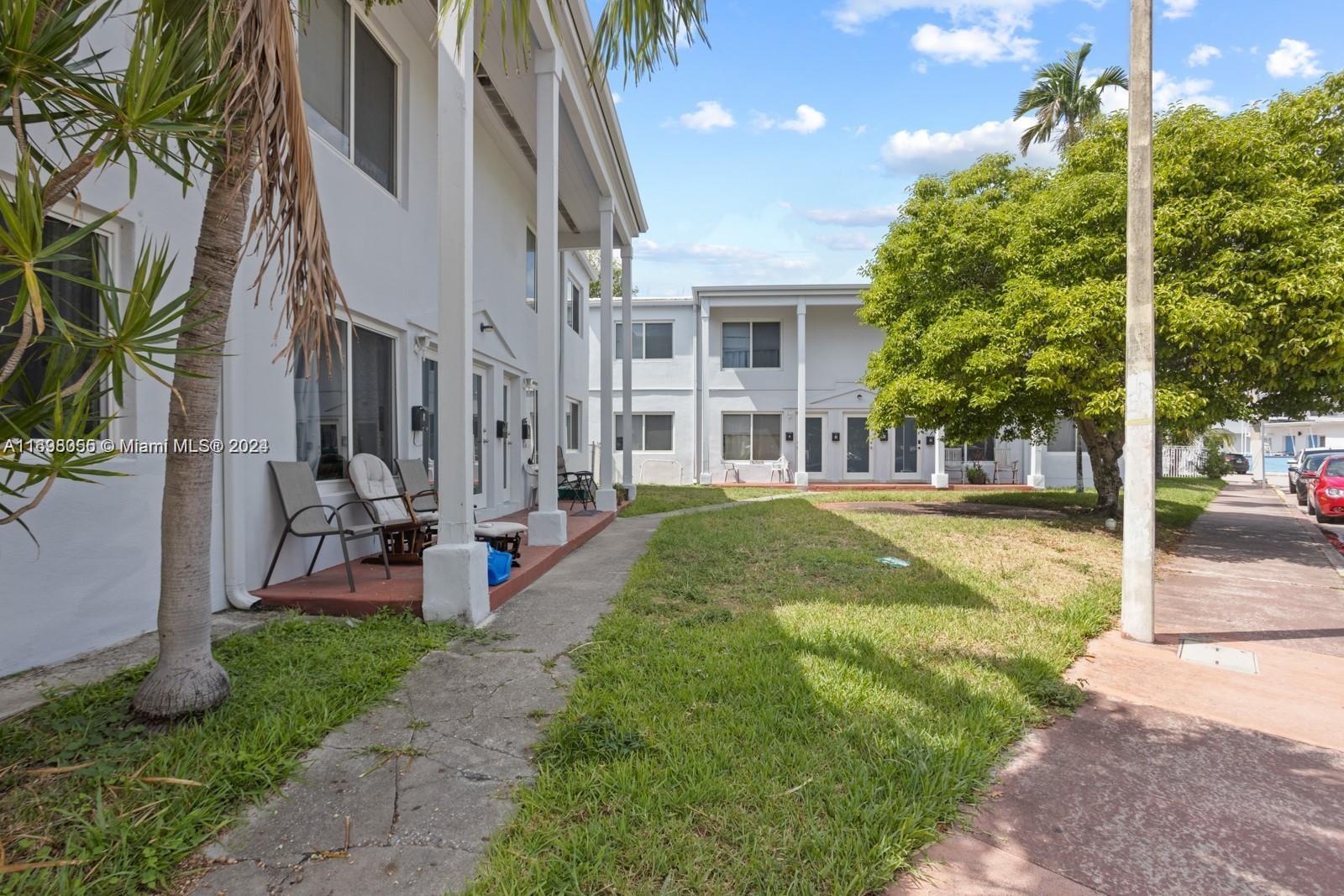 Beautiful 2 bed/1 bath located in a desirable neighborhood just walking distance to the beach, parks, schools, and commercial shopping. Wood floor, freshly painted unit. In site laundry facility. Ready to move in. No association required. Street Parking. Owner requires 1 first month and 1 deposit. Easy to show! Don't miss this great opportunity!