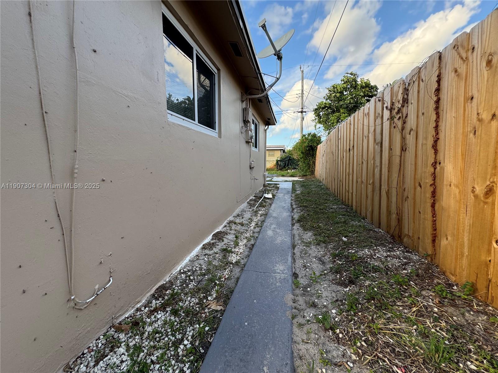 HOLIDAY VILLAGE SEC ONE - Residential Lease