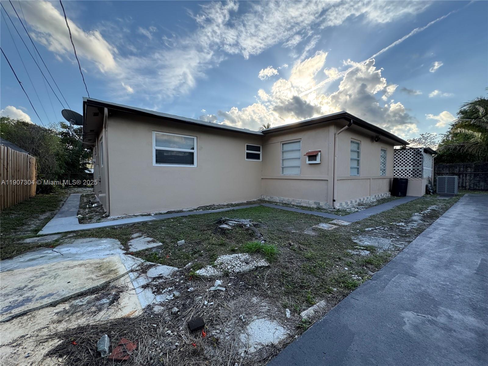 HOLIDAY VILLAGE SEC ONE - Residential Lease