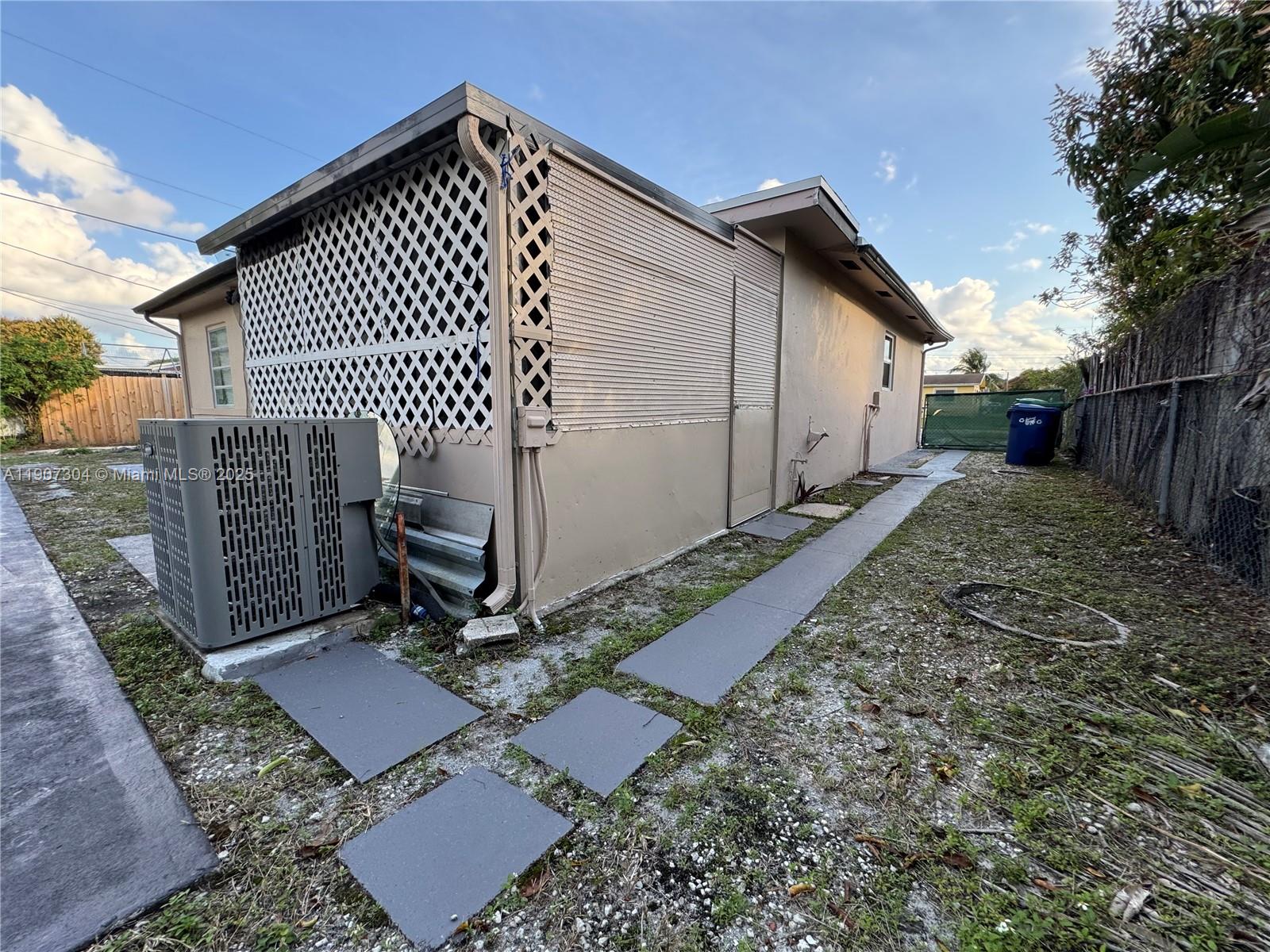 HOLIDAY VILLAGE SEC ONE - Residential Lease