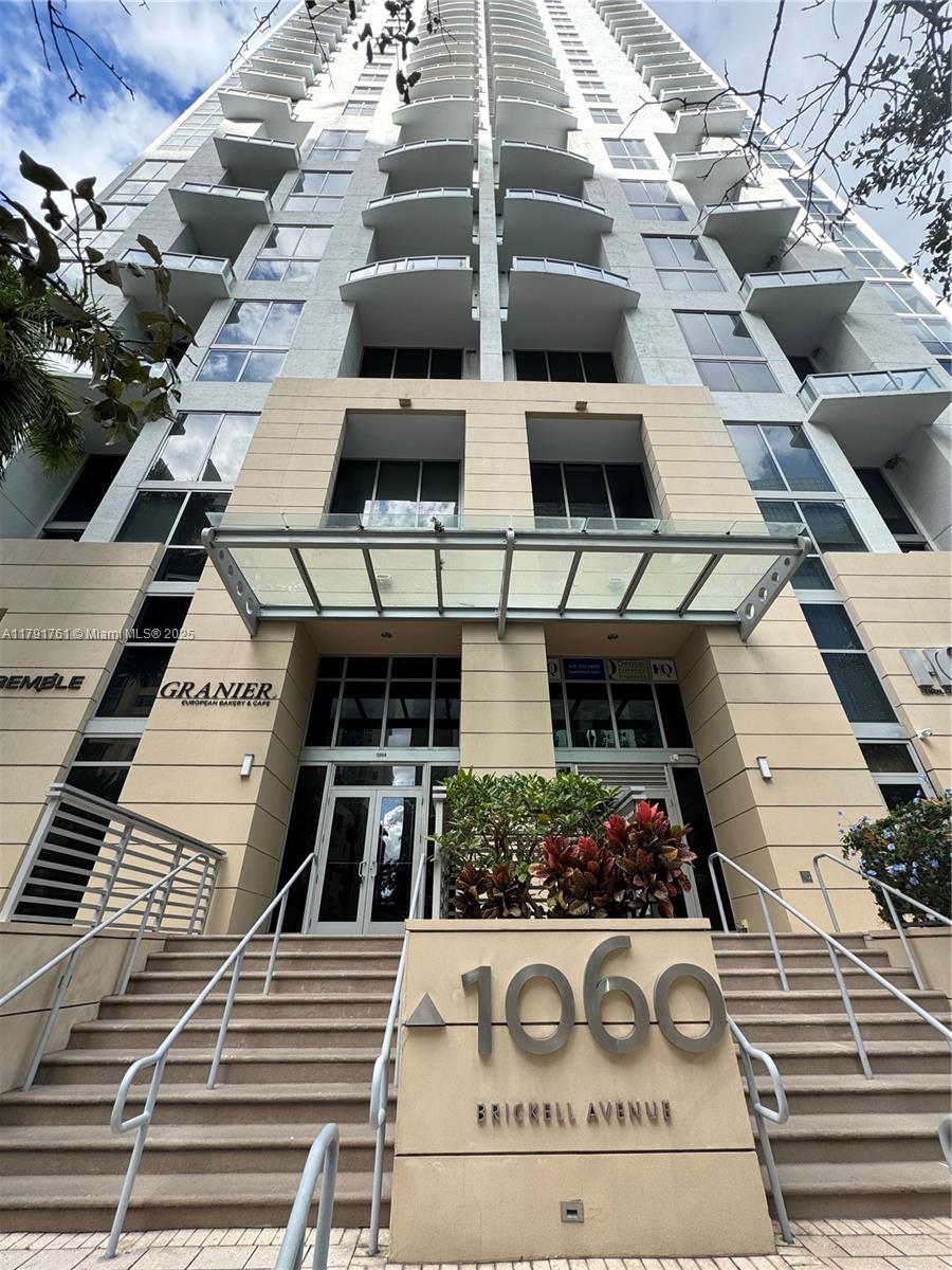 Rental Property at 1060 Brickell Ave 3205, Miami, Broward County, Florida - Bedrooms: 1 
Bathrooms: 2  - $3,150 MO.