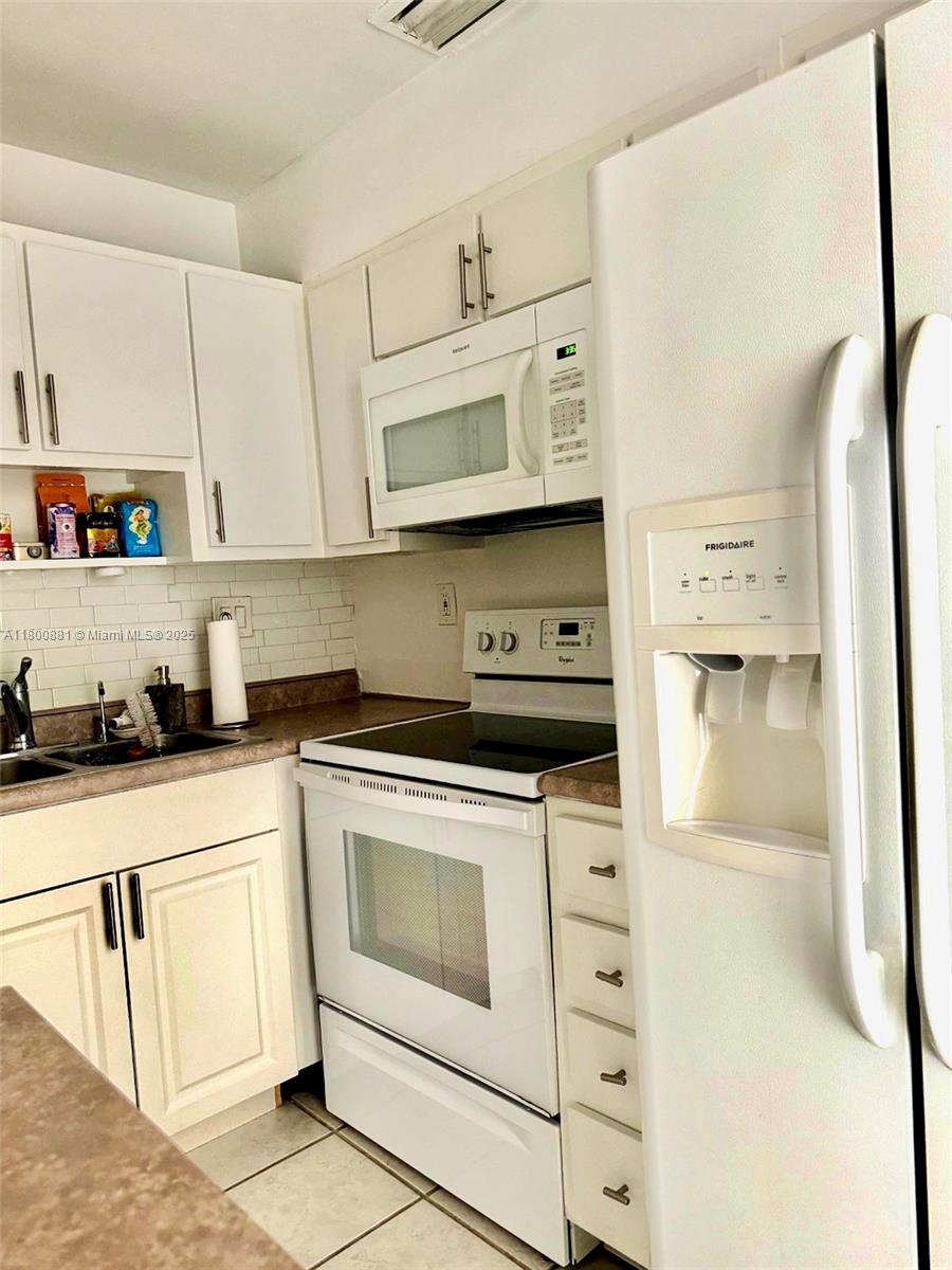 3000 Ne 16th Ave 209, Oakland Park, Miami-Dade County, Florida - 2 Bedrooms  
1 Bathrooms - 